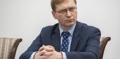 Poseł PiS pochwalił się zdjęciem syna. „Stasio zademonstruje jak się wkłada nabój do karabinu”. W sieci zawrzało