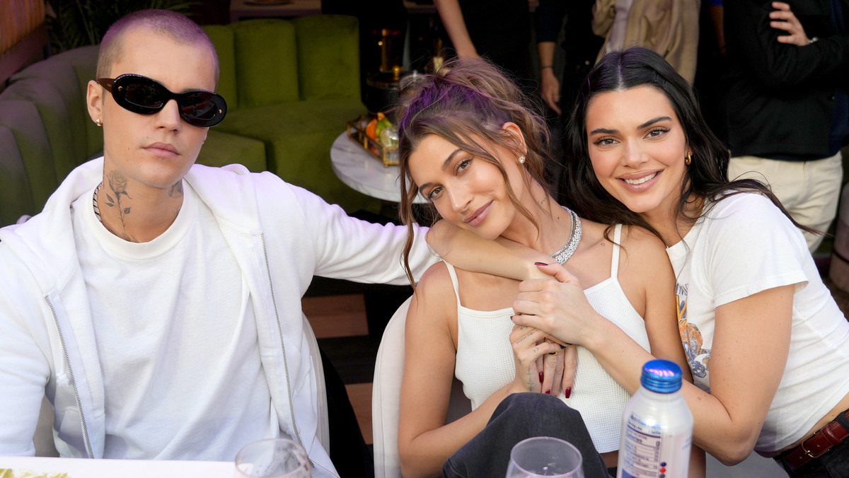 Wokalista Justin Bieber z żoną Hailey Bieber i celebrytka Kendall Jenner na Super Bowl 2022