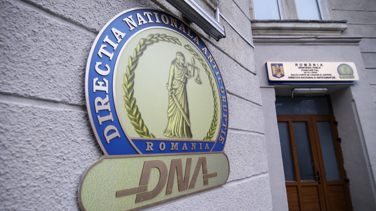 Primarul din Slănic Moldova, reținut după ce DNA l-a prins în flagrant cu o mită de 6.000 de euro. Benone Moraru, exclus din PSD