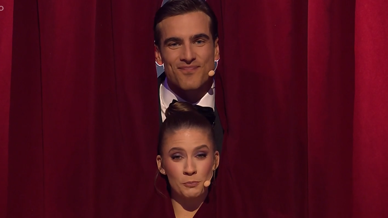 Deviate kolo 11. série tanečnej šou Let's Dance - moderátori Jana Kovalčiková a Adam Bardy.