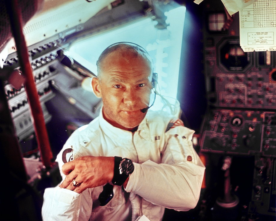 20 lipca 1969 r. Zdjęcie z wnętrza modułu księżycowego Apollo 11 pokazuje astronautę Edwina E. Buzz Aldrina podczas misji lotu na Księżyc