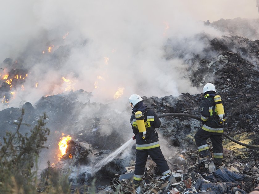 Potężny pożar wysypiska w Łódzkiem. Na miejscu kilkudziesięciu strażaków