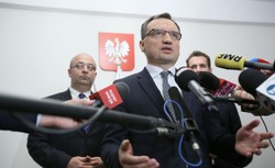Wiceminister sprawiedliwości: Decyzja KRS jest szokująca i skandaliczna. Poseł PO: Oni chcą sprowadzić Radę do roli listka figowego