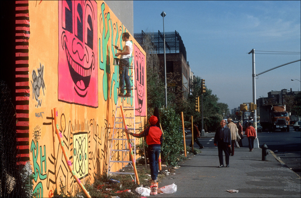 Keith Haring podczas pracy nad muralem