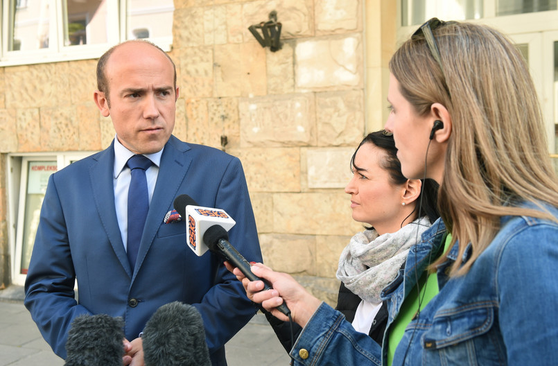 Poseł Borys Budka rozmawia z dziennikarzami w drodze na posiedzenie zarządu Platformy Obywatelskiej