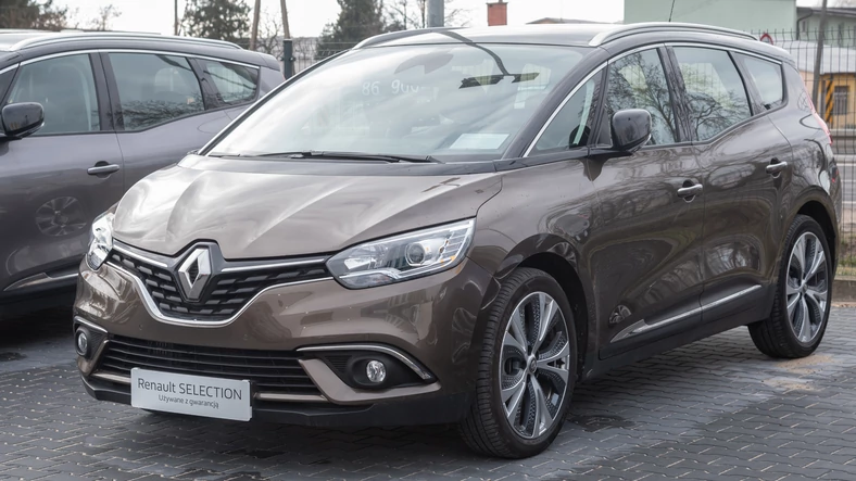 Renault Scenic Grand 1.6 dCi (130 KM) Intens, 2018 r., przebieg 8500 km. Auto w stanie niemal fabrycznym. Wyposażenie seryjne obejmuje m.in. 20-calowe felgi, systemy wspomagające kierowcę. Scenica doposażono również w dwukolorowe nadwozie i koło zapasowe. CENA 81 900 zł