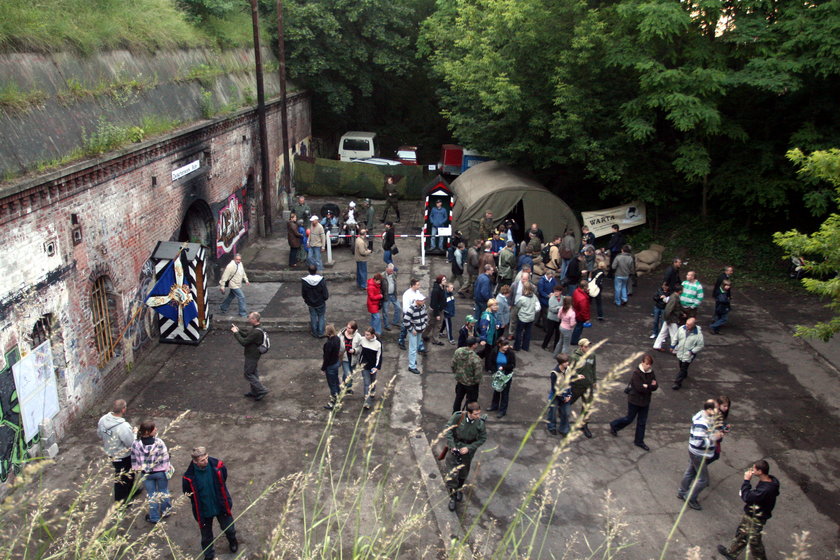 Ludzie zwiedzają Fort VIIIa w Poznaniu