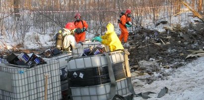 Z tira wysypały się akumulatory. Czy doszło do skażenia środowiska?