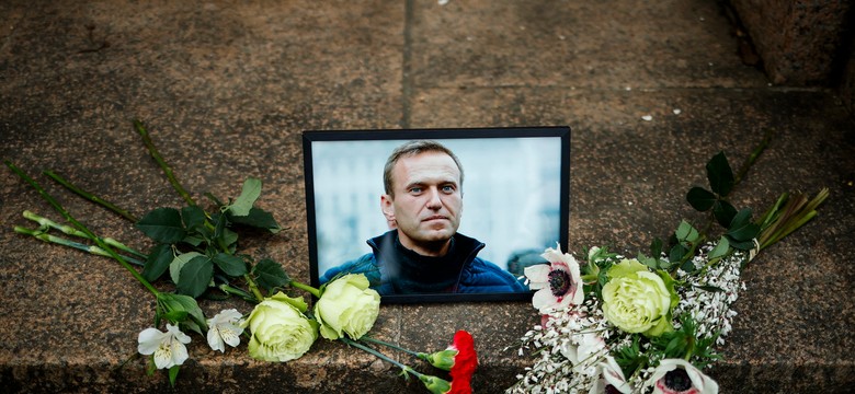 Rosyjska prokuratura ostrzegała. A jednak przed pomnikami w całym kraju zaczęły pojawiać się kwiaty...
