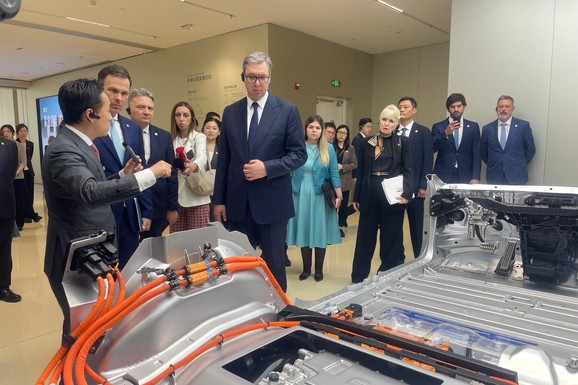 Novi automobil na svakih 76 sekundi! Vučić obilazi fabriku Xiaomi u Pekingu: Više od 700 robota sklapa vozila