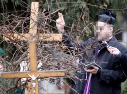 Fałszywy ksiądz chowa ludzi