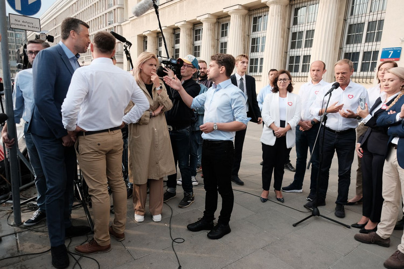 Oświadczenie Donalda Tuska przed gmachem TVP