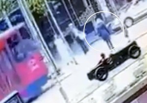 Snimak nesreće u kojoj je tramvaj udario ženu