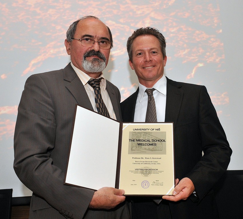 Američki naučnik Hans Kirsted (desno) proglašen je za gostujućeg profesora na Medicinskom fakultetu u Nišu