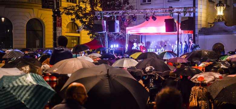 Prof. Adam Strzembosz na manifestacji przed Pałacem Prezydenckim. Internauci poruszeni