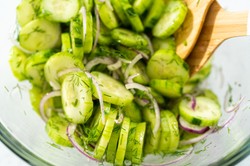 Sałatka działkowca. Letni hit ze świeżych ogórków