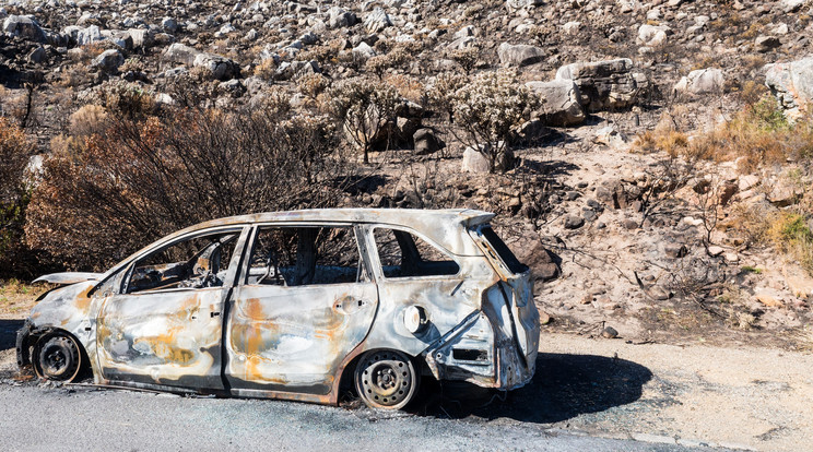 Az autó a Petri Pál utca és a Karcagi utca kereszteződésében gyulladt ki, a tűzoltók azóta fékezték meg a lángokat. /Illusztráció: Unsplash 