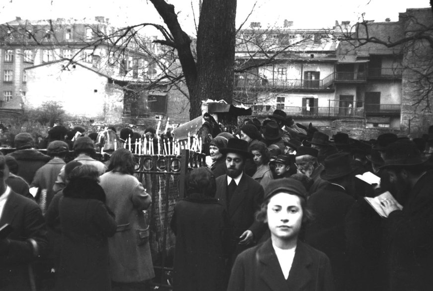 Święto rabina ReMU na Cmentarzu Remuh w Krakowie. 1931 rok. Źródło: Narodowe Archiwum Cyfrowe.