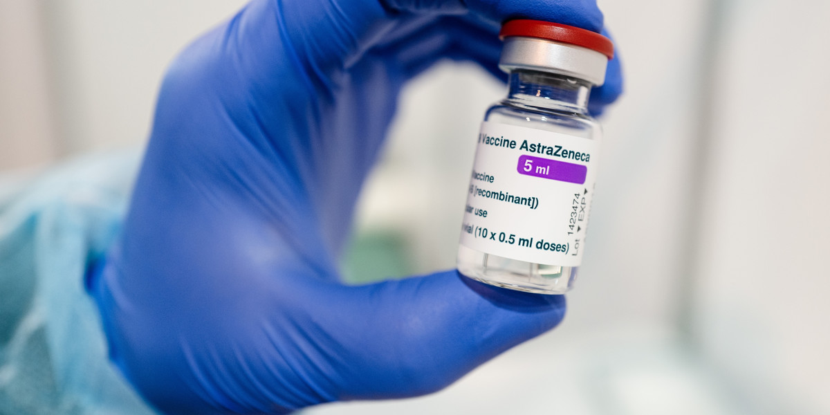 Jaka jest skuteczność szczepionki Pfizera i AstraZeneki po jednej dawce?