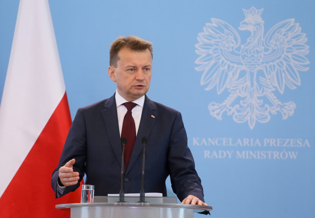 Na czwartkowej konferencji prasowej minister Błaszczak był pytany o prawidłowość takiego trybu występowania do MSWiA o zgodę na przyjęcie uchodźców