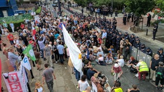 Policja: Utrudnienie w ruchu w związku z protestami w Warszawie