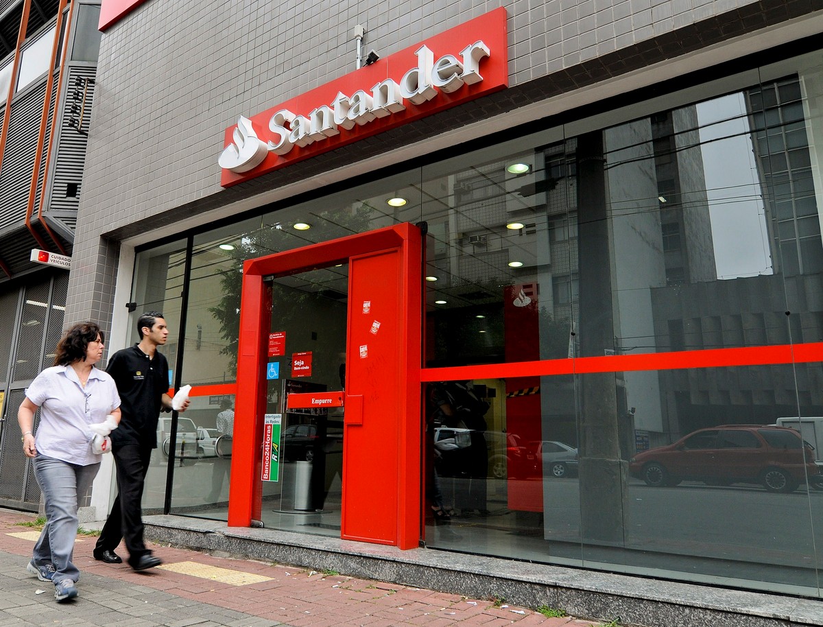 W ciągu sześciu miesięcy klienci w Wielkiej Brytanii złożyli 216 158 skarg na obsługę w Santanderze. To najwyższy odsetek w stosunku do liczby prowadzonych rachunków. Na drugim miejscu znalazł się Barclays ze 195 956 skargami. W ujęciu bezwzględnym największą liczbę skarg otrzymał Lloyds Banking Group, ale miał niższy odsetek z powodu większej bazy klientów.