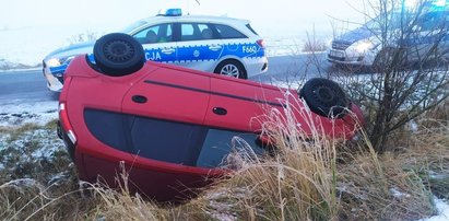 Pijany dachował oplem i skończył w rowie. Potem schował się przed policją w kartonie