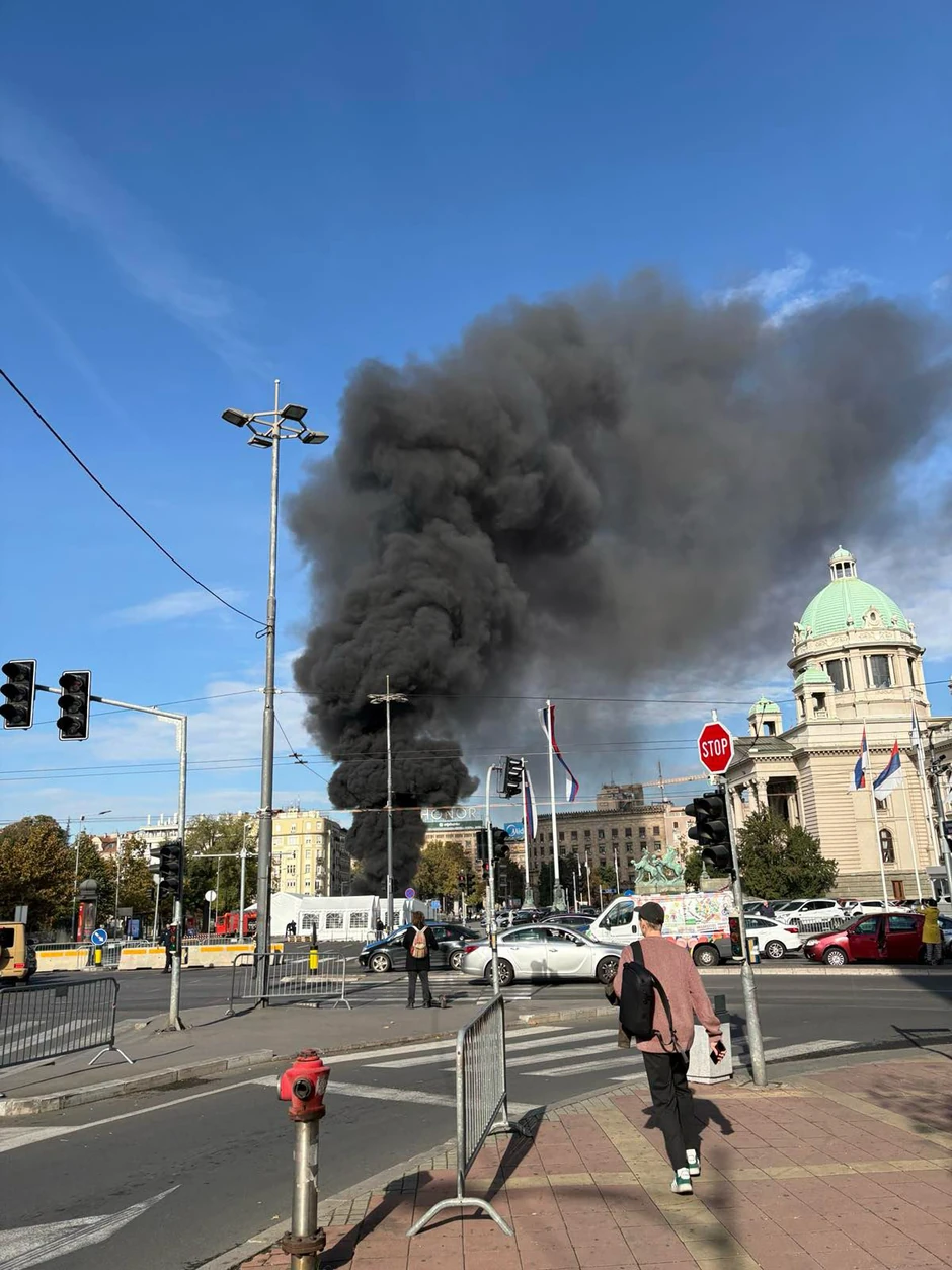 Požar ispred skupštine