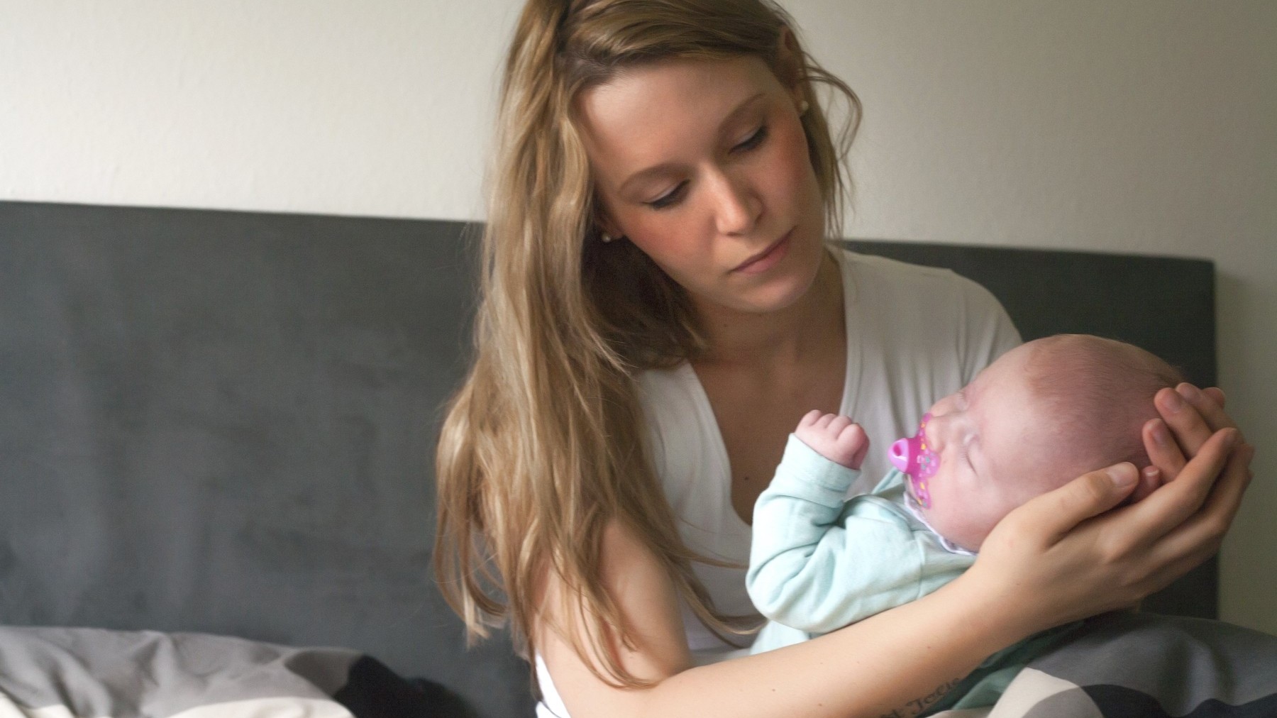 Mamy po pôrode sú často vystavené radám, no málokto sa opýta, ako sa majú: Psychologička vysvetľuje, prečo sa až 8 z 10 žien cíti osamelo