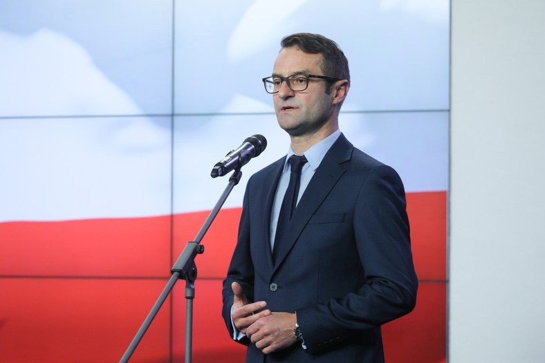 Europoseł Tomasz Poręba podczas konferencji prasowej w siedzibie Prawa i Sprawiedliwości przy ulicy Nowogrodzkiej w Warszawie