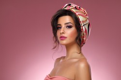 Głowa niebanalnie ozdobiona: wielki powrót chusty