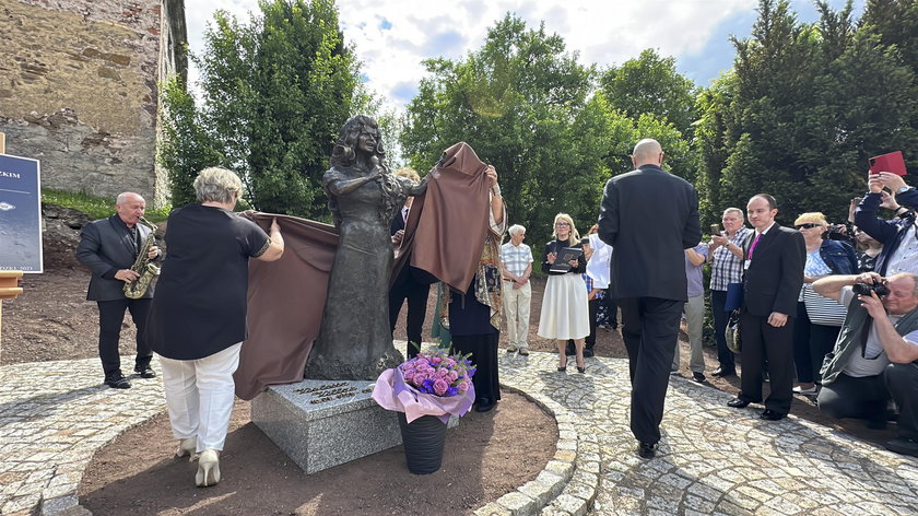 Odsłonięcie pomnika Violetty Villas w Lewinie Kłodzkim.