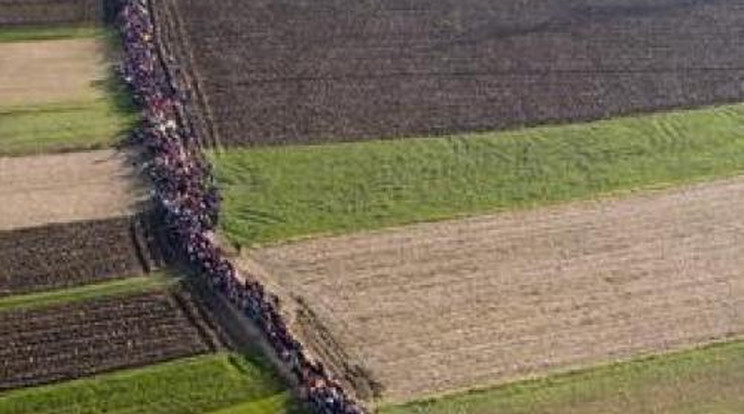 Menekültek hatalmas tömege tart felénk! - Riasztó légi felvételek