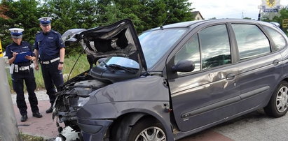 Auto wjechało na chodnik. Dziecko w szpitalu