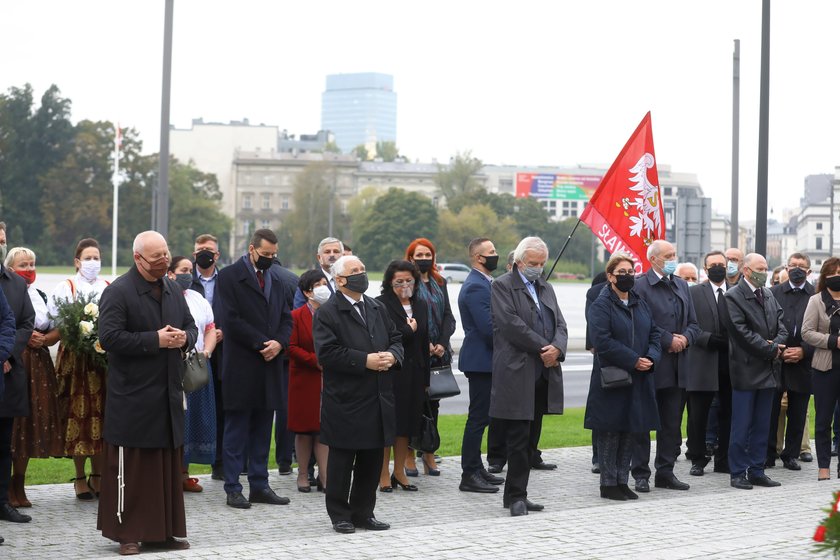 Miesięcznica w cieniu obostrzeń. Co z dystansem społecznym?!