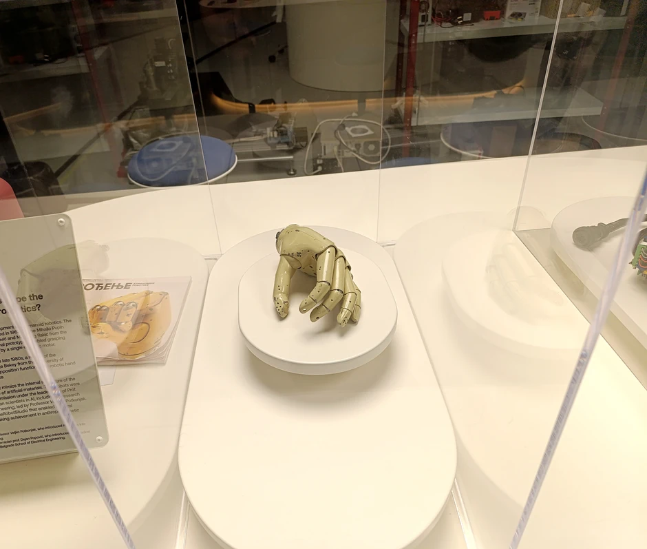 Najstarija robotska šaka