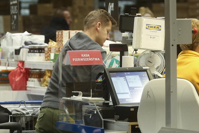 Rafał Mroczek na zakupach z rodziną