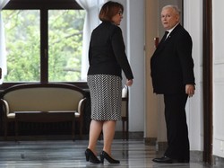Biodra jak u Kardashianki! Wzorzysta spódnica zniekształciła rzeczniczkę PiS. FOTO