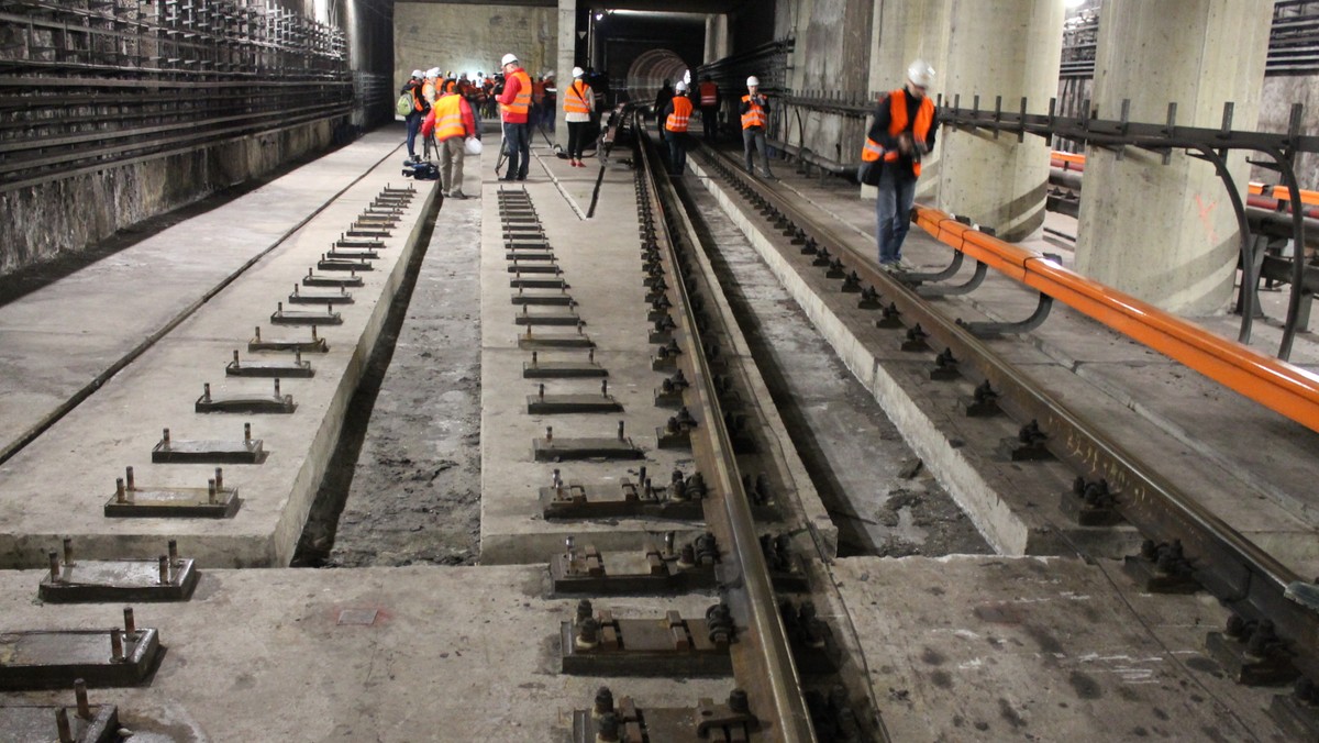 Ma do pokonania prawie 300 metrów pod dnem Wisły. Tarcza "Krystyna" właśnie rozpoczęła drążenie tunelu pod rzeką. Na drugi brzeg ma dotrzeć najpóźniej do końca września.