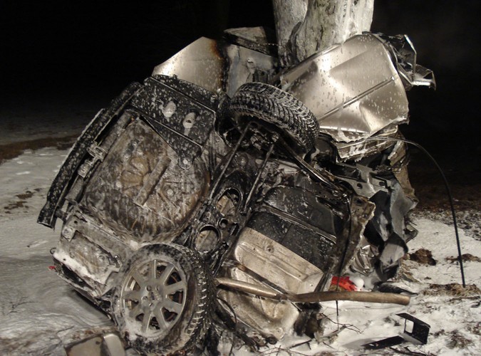 Wrak Forda Mondeo po wypadku na drodze nr 19 w miejscowości Wincentów (gm. Lubartów)