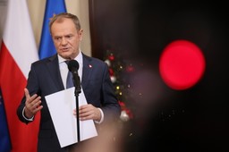 Tusk: W projekcie budżetu na 2024 r. są środki na finansowanie m.in. 800 plus, 13. i 14. emerytury
