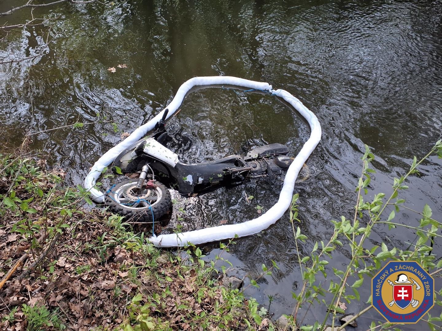 V obci Láb v okrese Malacky došlo k tragickej nehode dvoch ľudí na motorke. 