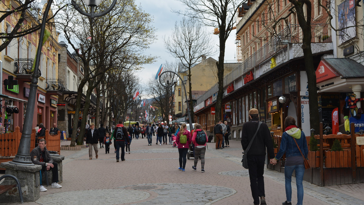 Zakopane i Podhale na razie świeci przysłowiowymi pustkami. Wynajmujący kwatery tak niskiego obłożenia nie mieli już dawno. Większość pokoi stoi pusta. Oprócz krótkiego weekendu turystów dodatkowo odstraszyła jeszcze pogoda. W górach jest po prostu zimno.