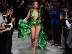 Wydarzenie weekendu: półnaga Jennifer Lopez zamknęła pokaz Versace w kultowej sukni sprzed 19 lat. FOTO