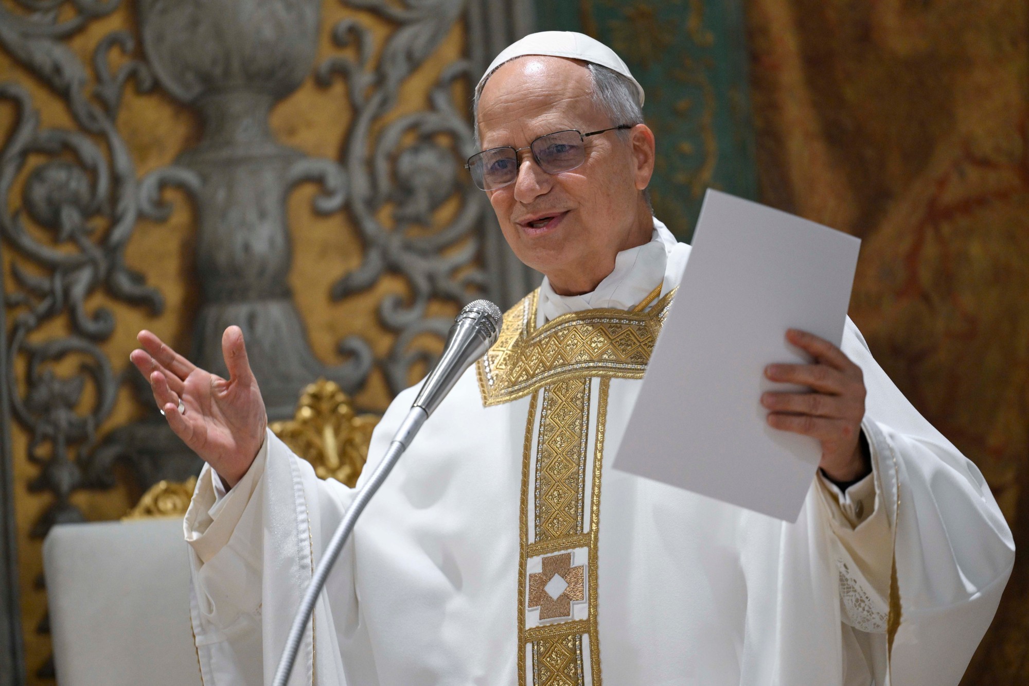 Pápež Lev XIV. počas prvej omše v Sixtínskej kaplnke.
