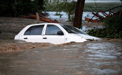 Samochody po powodzi, uwaga na nową plagę. "Ludzie chcą jak najszybciej pozbyć się tych aut"