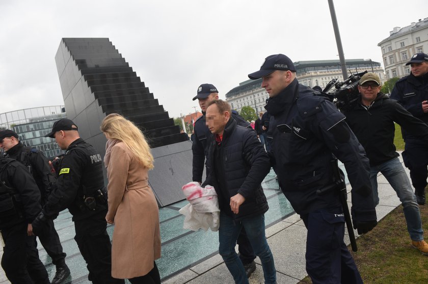 Wszedł na pomnik smoleński. Ściągnęła go policja