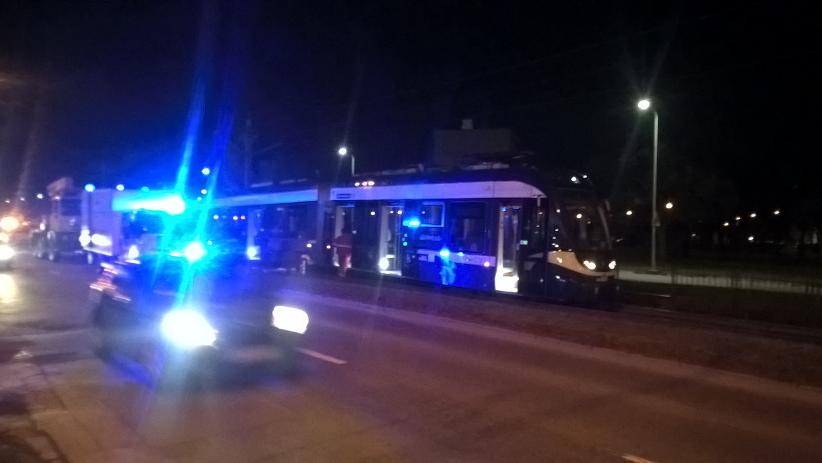 Zastępcze linie autobusowe i tramwaje jeżdżące objazdami. To efekt wykolejenia się "Krakowiaka" na ul. Bieńczyckiej. Do zdarzenia doszło ok. godziny 18.20.
