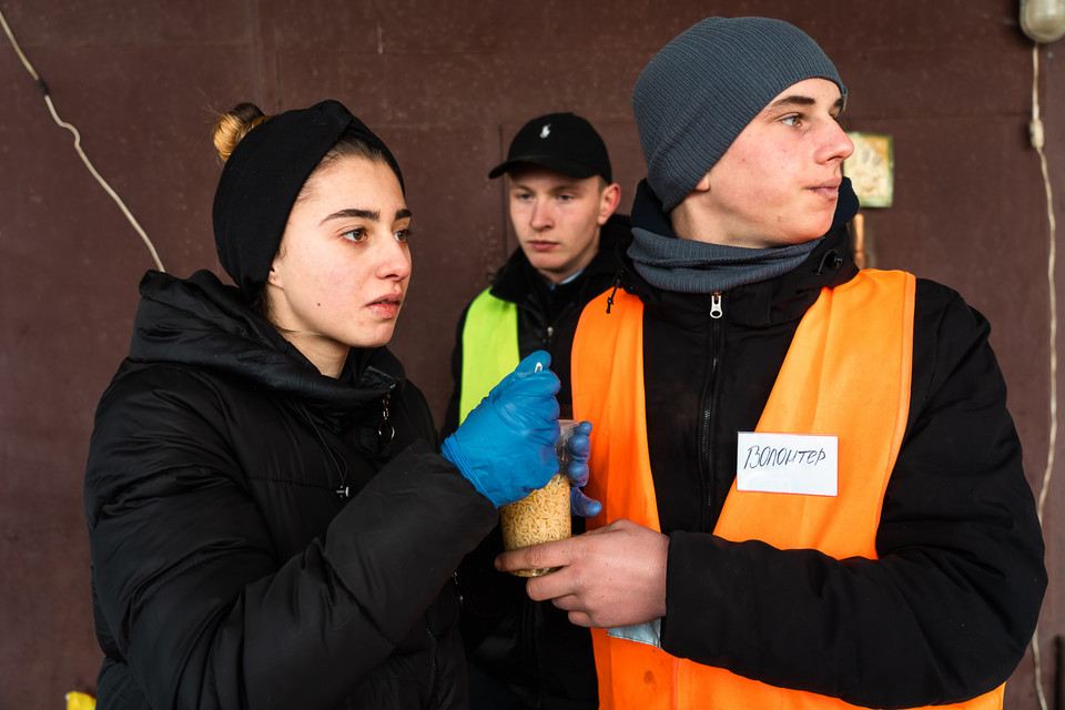 Anastazja, Mychajło i Rusłan w oczekiwaniu na przyjazd kolejnego pociągu