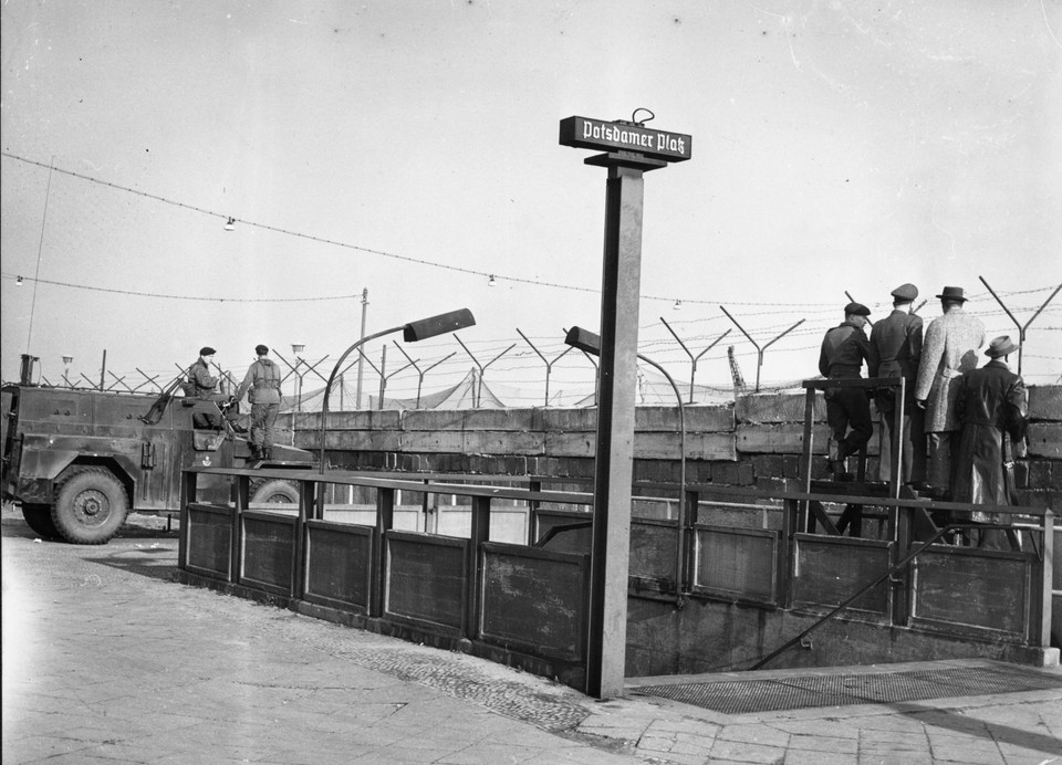 Wejście do stacji metra przy Placu Poczdamskim w 1961 roku i dziś